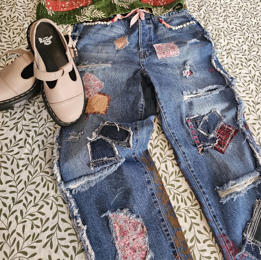 Distressed Blue Boyfriend Jeans with Frayed Edges